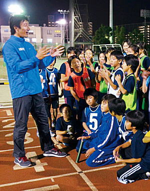 写真：陸上競技の指導を行う朝原さん