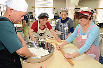 写真:健康管理とめん打ち体験 写真:健康管理とめん打ち体験