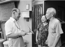 写真:民生委員が自宅を訪問 写真:民生委員が自宅を訪問