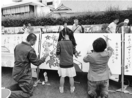 写真:去年の「書と絵のパフォーマンス」の様子 写真:去年の「書と絵のパフォーマンス」の様子
