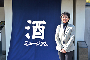 写真:白鹿記念酒造博物館(酒ミュージアム)弾正原 佐和 さん 写真:白鹿記念酒造博物館(酒ミュージアム)弾正原 佐和 さん