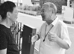 写真:民生委員による訪問の様子 写真:民生委員による訪問の様子