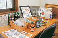 写真:炭酸水の瓶など展示品 写真:炭酸水の瓶など展示品