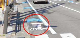 写真:矢羽根型路面表示 写真:矢羽根型路面表示