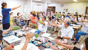 画像:通いの場での講座・相談会の様子 画像:通いの場での講座・相談会の様子
