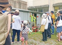 写真:「防災・避難所巡り」スタンプラリーでの防災倉庫紹介の様子 写真:「防災・避難所巡り」スタンプラリーでの防災倉庫紹介の様子