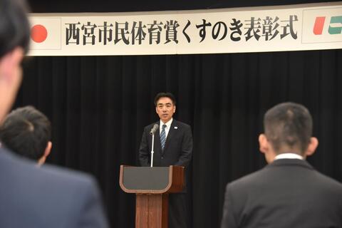 お祝いの言葉を述べる石井市長