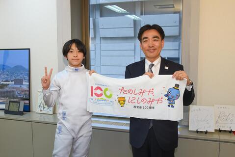 橋本弘乃助さんと石井市長