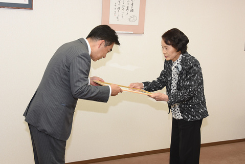 寄附者の女性と石井市長